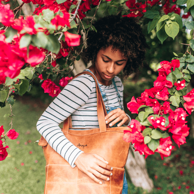 Woman modelling Epiphanie tote
